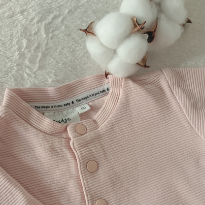Barboteuse rose en coton bio avec boutons sur le devant – Feetje