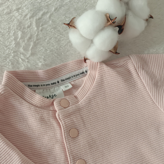 Barboteuse rose en coton bio avec boutons sur le devant – Feetje