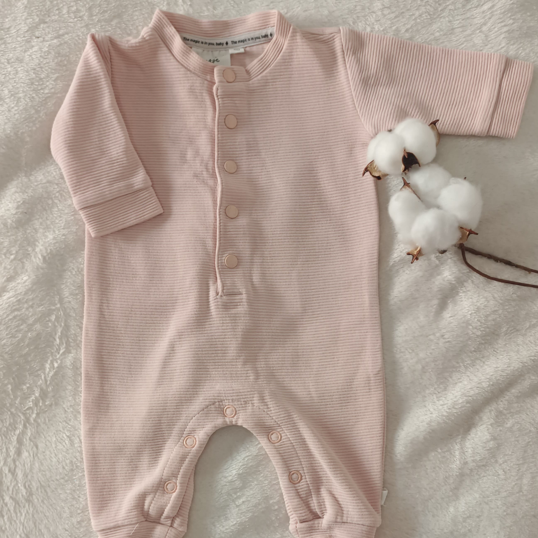 Barboteuse rose en coton bio avec boutons sur le devant – Feetje
