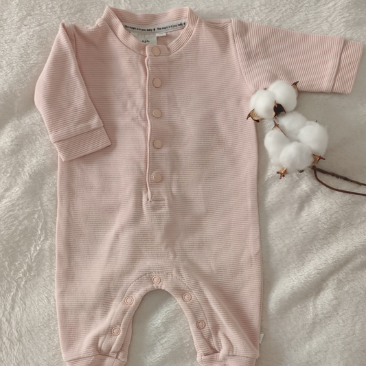 Barboteuse rose en coton bio avec boutons sur le devant – Feetje