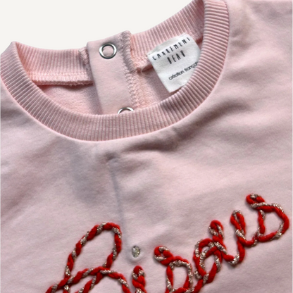 Detalle de cuello con corchetes y bordado “Bisous” – Carrement Beau

