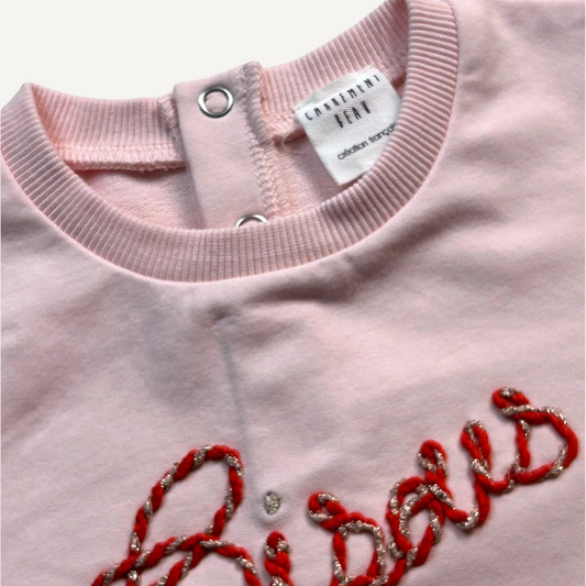 Detalle de cuello con corchetes y bordado “Bisous” – Carrement Beau

