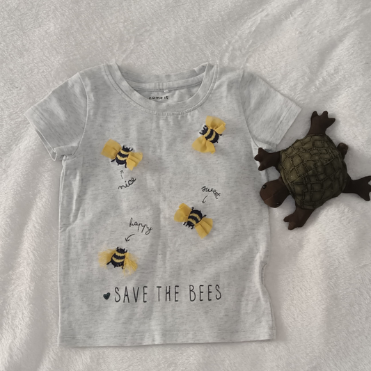 Camiseta gris para bebé con abejas bordadas y mensaje “Save the Bees” - Name It
