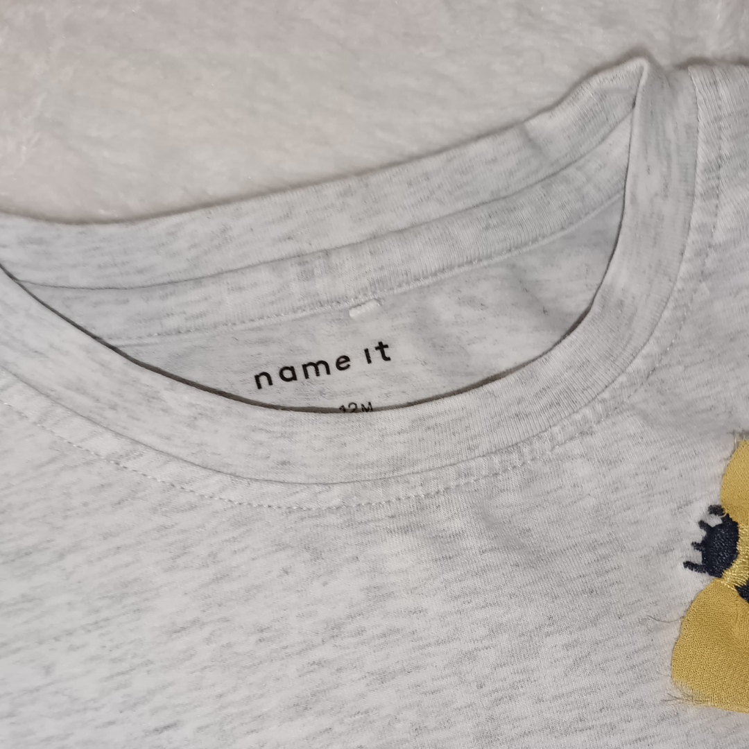 Detalle del cuello redondo y etiqueta de la camiseta Name It “Save the Bees”