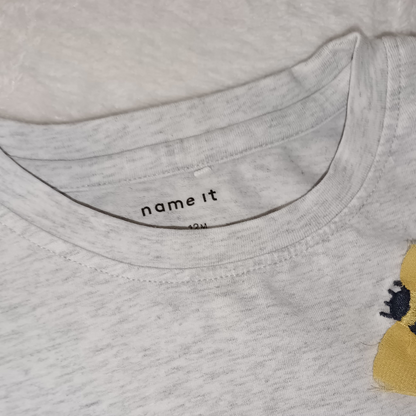 Detalle del cuello redondo y etiqueta de la camiseta Name It “Save the Bees”