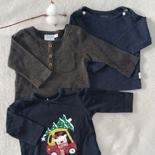 Pack camisetas bebé segunda mano – Navidad, canalé marrón y azul oscuro.